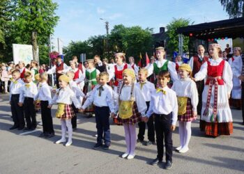 Valstybės dienos šventėje Dauguose – garbūs svečiai, apdovanojimai ir saldainių lietus