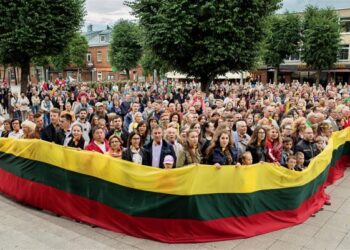 Alytuje pasiektas rekordas „Daugiausia žmonių giedančių Lietuvos himną ryšint trispalves peteliškes“!