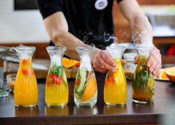 Karštą vasaros dieną atgaivins namuose gaminti limonadai