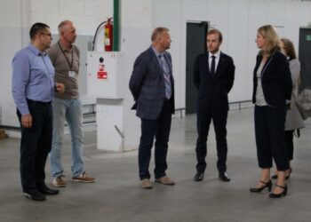 Savivaldybės vadovai domėjosi neseniai Alytuje įsikūrusios įmonės „Theca furniture“ veikla