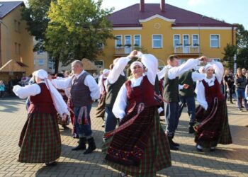 Akcija „Visa Lietuva šoka“ Lazdijų miesto aikštėje