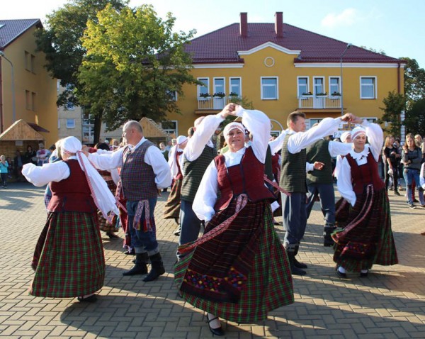 Akcija „Visa Lietuva šoka“ Lazdijų miesto aikštėje
