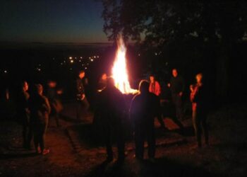 Ant Alytaus piliakalnio degė šventinė ugnis