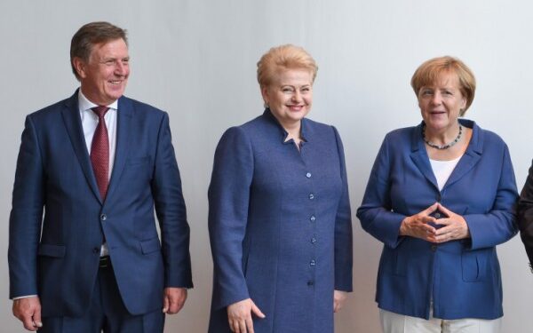 Prezidentė ir Latvijos Ministras Pirmininkas Maris Kučinskis ir Vokietijos Kanclerė Angela Merkel. Lietuvos Respublikos Prezidento kanceliarijos nuotrauka/ Robertas Dačkus