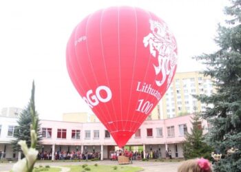 Išskirtinė rugsėjo pirmoji Alytuje – mokiniai kilo į dangų su oro balionu