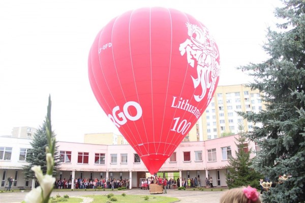 Išskirtinė rugsėjo pirmoji Alytuje – mokiniai kilo į dangų su oro balionu