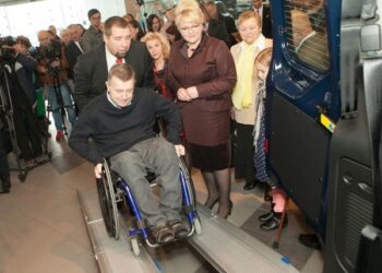 Į 20 neįgaliųjų organizacijų išvyko specialūs nauji mikroautobusai