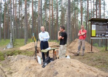 Palkabalio miške darbuojasi archeologai