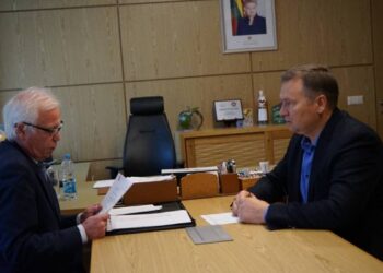 Atliekų konteineriai – 10 metrų nuo pakelės