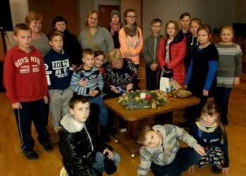 Vaikai mokėsi pinti advento vainiką