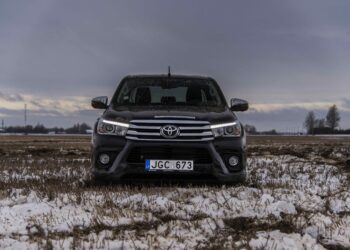 „TopGear“ į geriausio automobilio paieškas pasikvietė ūkininkus – teko eiti traktoriaus