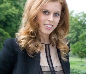 Yorko grafystės princesė Beatrice britų dainininkui Ed Sheeran vakarėlio metu įpjovė skruostą