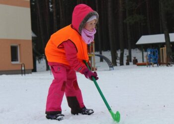 Vaikai „Pasaulinę Sniego dieną“ paminėjo žaisdami ledo ritulį
