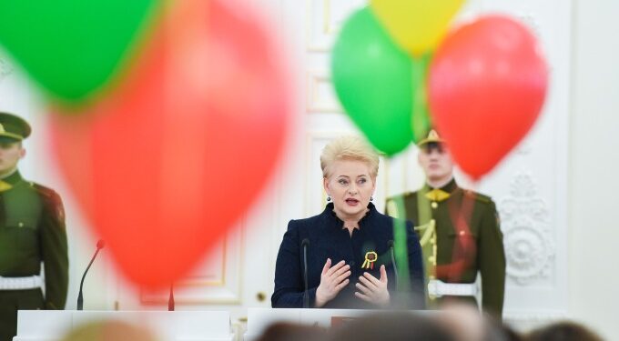 Lietuvos Respublikos Prezidentė Dalia Grybauskaitė sveikina ir trispalves vėliavas įteikia išradingiausiems akcijos „Vasario 16-ąją švęsk linksmai ir išradingai“ dalyviams.