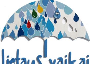 Lietuvos autizmo asociacijos simbolis – mėlynasis skėtis – nušvis ant Alytaus Rotušės