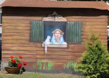 Ant Alytaus lopšelio-darželio „Obelėlė“ pavėsinių – spalvingos dekoracijos