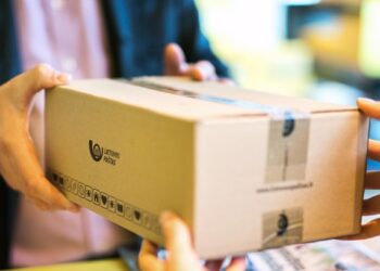 Lietuvos paštas fiksuoja didėjančius siuntų srautus