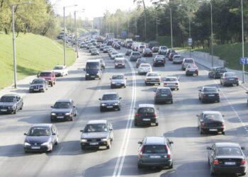 Seimas patikslino baudas už įvažiavimą į priešpriešinio eismo juostą pažeidžiant Kelių eismo taisyklių reikalavimus