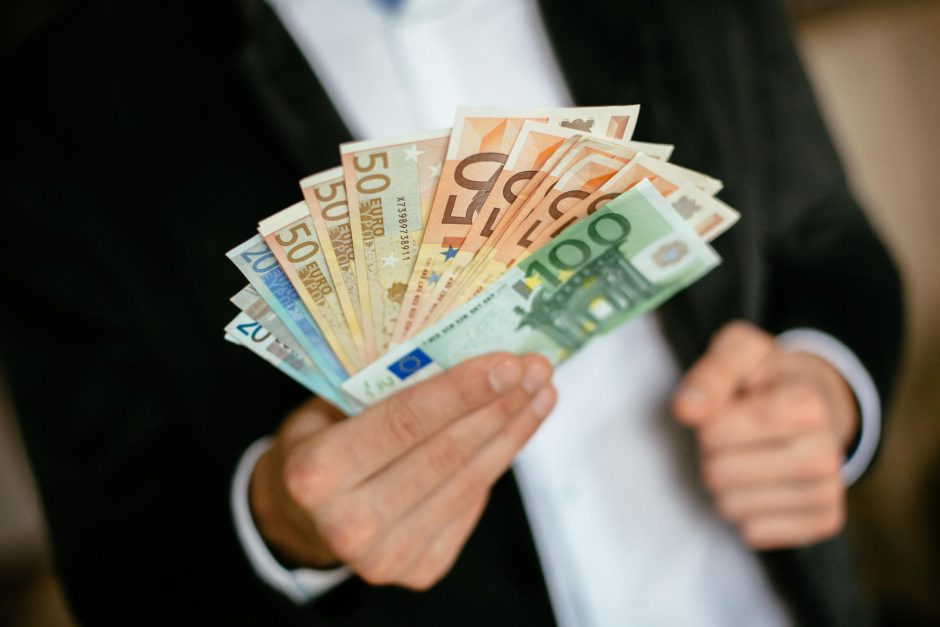 Vyriausybė pritarė minimalaus darbo užmokesčio didinimui iki 400 eurų