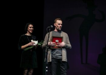 Išdalinti festivalio COM•MEDIA apdovanojimai. Triumfavo spektaklis – ,,Kasykla”