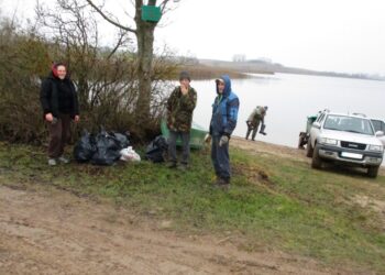 Prieš Kalėdas – talka prie ežero