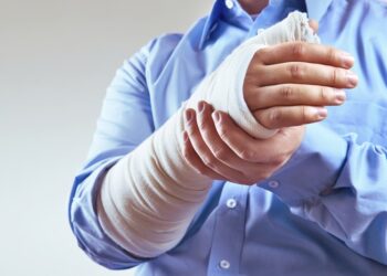 Traumatologas pataria: kaip elgtis, jei paslydę patyrėte traumą