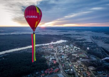 Lietuviškumo metus Birštonas pasitiko oro balionu iškėlęs milžinišką Trispalvę