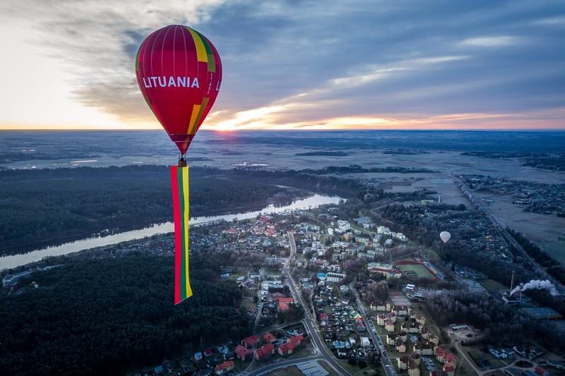 Lietuviškumo metus Birštonas pasitiko oro balionu iškėlęs milžinišką Trispalvę
