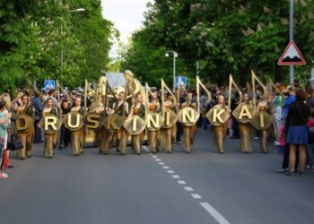 Druskininkų kurorto šventės eitynės šiais metais virs įspūdinga Lietuvos vėliava: kviečiame registruotis