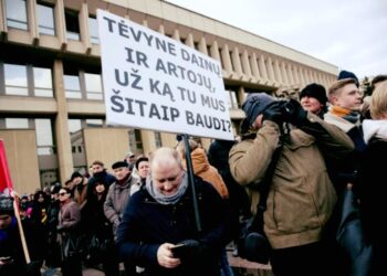 Seimo prieigas užgulė tūkstančiai protestuotojų: šaukė „gėda“, valstiečių lyderiai nušvilpti