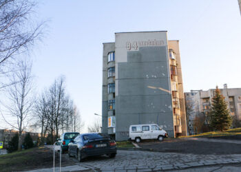 Automobilių išmaltos vejos daugiabučių kiemuose turi būti sutvarkytos