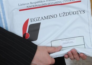 Abiturientai laiko egzaminus – geriausiems rajono savivaldybės premijos