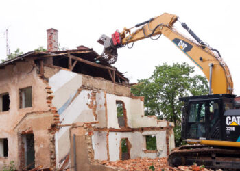 Alytaus rajone pradėti griauti bešeimininkiai statiniai