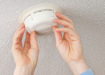 Savivaldybės lėšomis sunkiau gyvenančių druskininkiečių namuose įrengti dūmų detektoriai