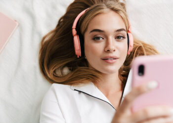 Ar muzikos per ausines klausotės saugiu garsu? Klaidos gali lemti suprastėjusią klausą