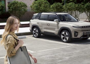 Kur gamintojai pešasi, pirkėjai laimi: elektromobiliai savo kaina jau konkuruoja su įprastais modeliais