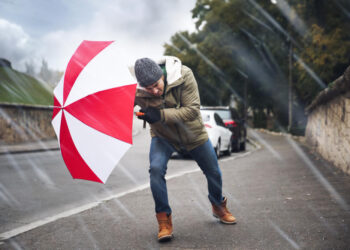 Šventinį savaitgalį žvakeles taršys smarkus vėjas