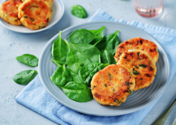 Net nedvejokite – kepkite visą lašišą: 3 taupios ir skanios idėjos, kur panaudoti jos likučius