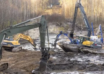 Po šešias paras Pabradėje trukusios gelbėjimo operacijos dingęs šarvuotis ištrauktas iš pelkės
