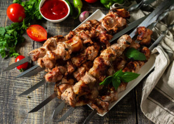 Receptai visam sezonui: 5 šašlykų meistrų kartvelų marinatai, kad mėsa būtų minkšta ir aromatinga