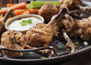 Nustebs net grilio karalius tėtis: taupus, bet pribloškiantis receptas – vištienos blauzdelių „ledinukai“