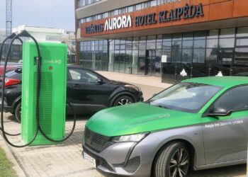 Planuojantiems keliones į Neringą: šalia perkėlos įrengta greito elektromobilių įkrovimo stotelė