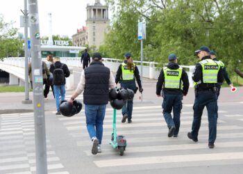 Važiuojate paspirtuku? Gegužę laukia policijos patikrinimai.
