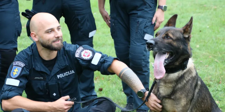 Alytaus apskrities kinologas Modestas ir šuo Hiro – geriausia kinologo ir šuns komanda
