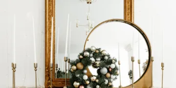 Atskleistos 2025 m. kalėdų dekoro tendencijos: madoje išlieka kaspinai, dekoruokite ir veidrodžiais